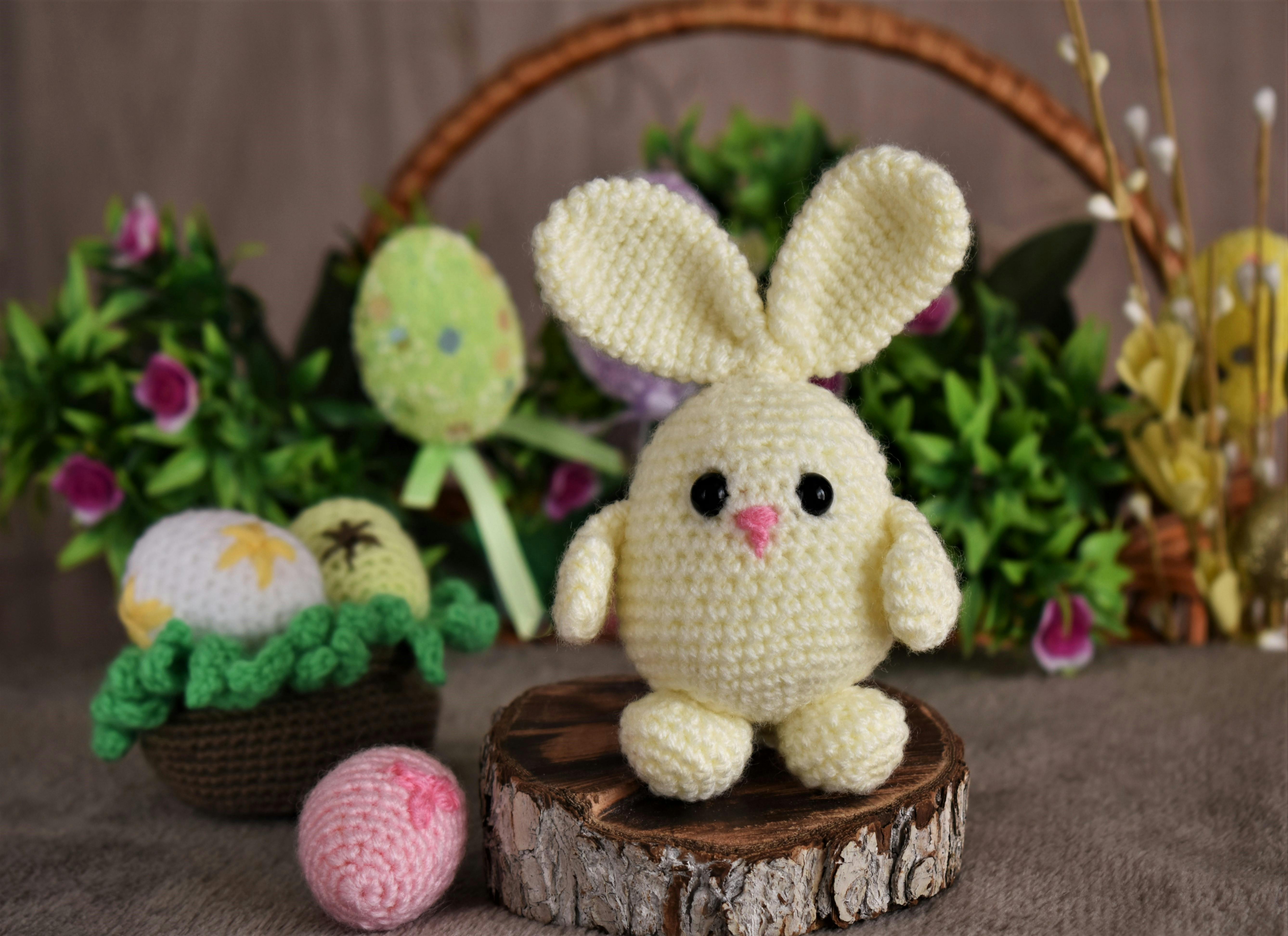 Escena creativa de amigurumis en estudio.